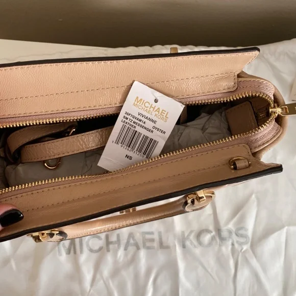 NWT Michael Kors Vivianne Quilted Soft Leather Messenger Purse in Oyster - Picture 4 of 7